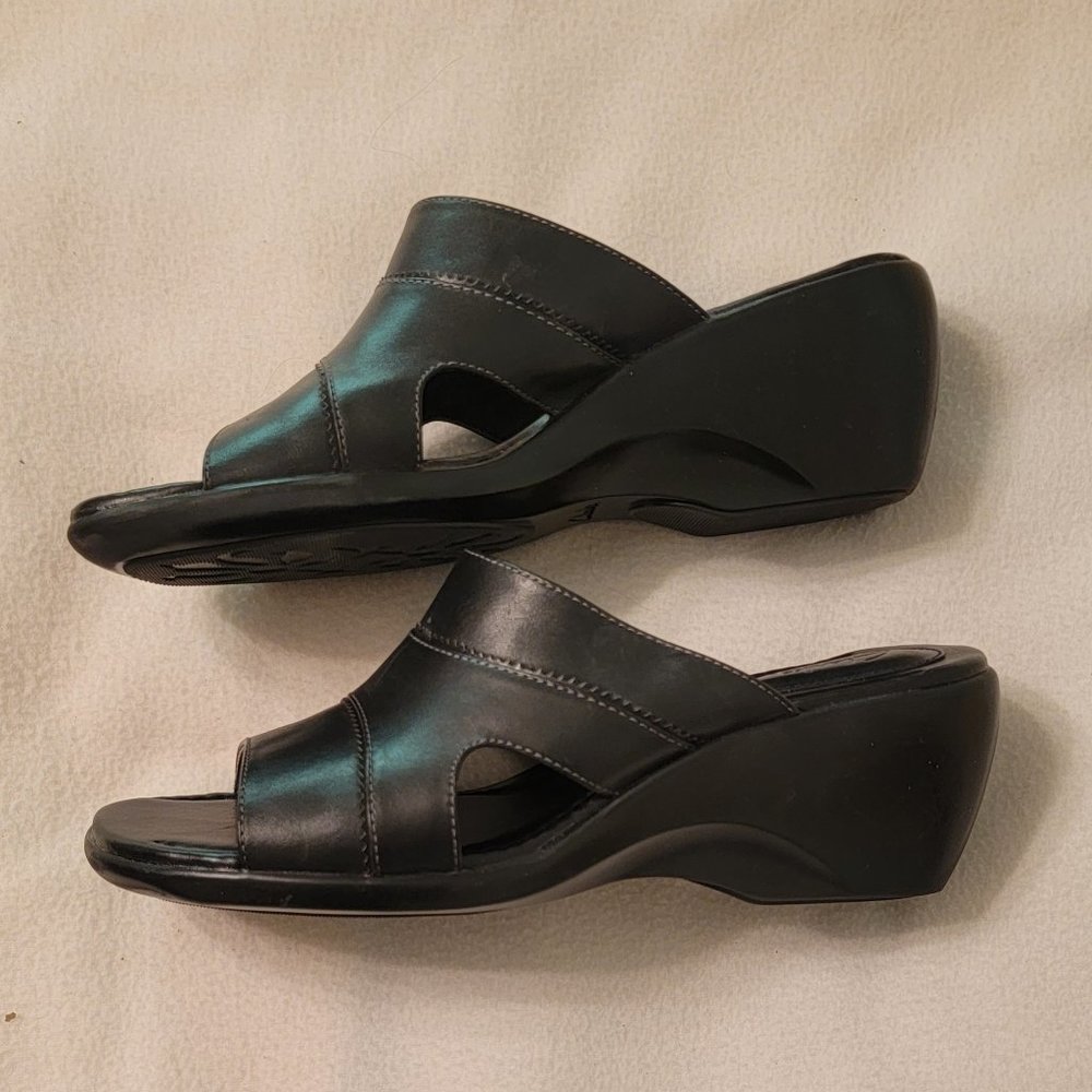 #31 -  New in box, Clarks Tabby black sandals